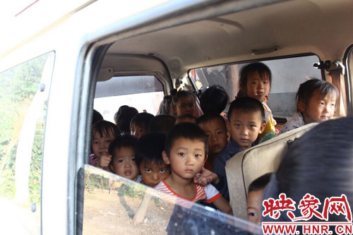 虞城一家幼兒園面包車當(dāng)校車 核載7人擠30個(gè)娃 面包車的后排座椅已被拆去,密密麻麻地坐著3排孩子