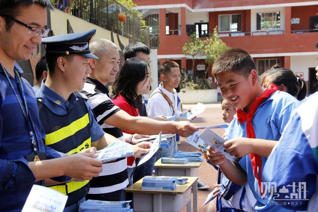 “非法校車”存隱患 聯(lián)合整治保安全 “非法校車”存隱患 聯(lián)合整治保安全