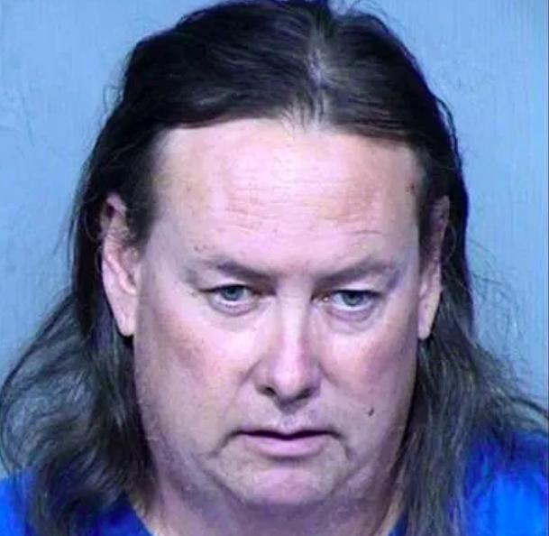 美國一校車司機被學生激怒，故意猛踩剎車讓孩子撞破擋風玻璃