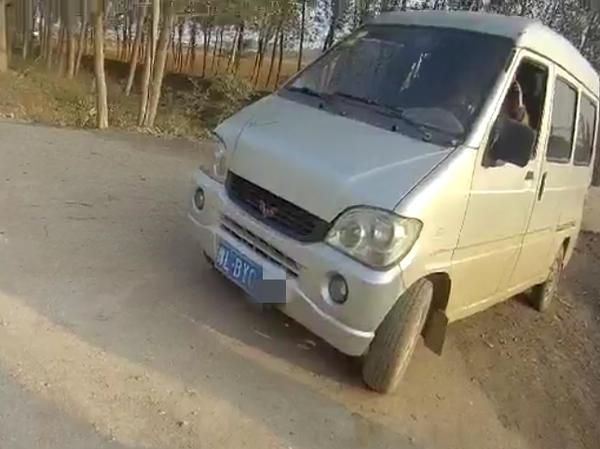 漯河一幼兒園園長(zhǎng)駕駛“黑校車”接送娃 交警一查還超載