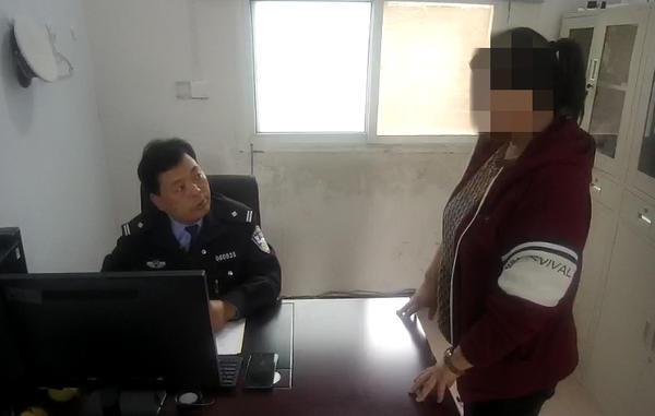 漯河一幼兒園園長(zhǎng)駕駛“黑校車”接送娃 交警一查還超載