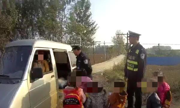 漯河一幼兒園園長(zhǎng)駕駛“黑校車”接送娃 交警一查還超載