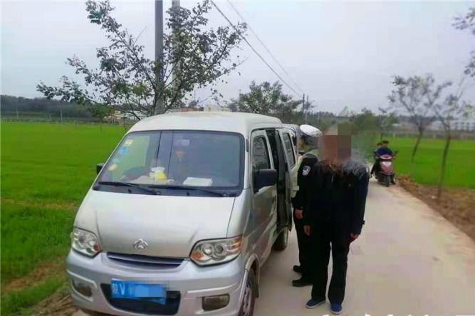 黑校車(chē)”超載擠了9個(gè)娃 寶雞交警及時(shí)攔截 黑校車(chē)”超載擠了9個(gè)娃 寶雞交警及時(shí)攔截