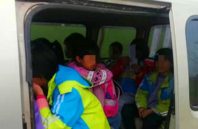 黑校車(chē)”超載擠了9個(gè)娃 寶雞交警及時(shí)攔截 黑校車(chē)”超載擠了9個(gè)娃 寶雞交警及時(shí)攔截