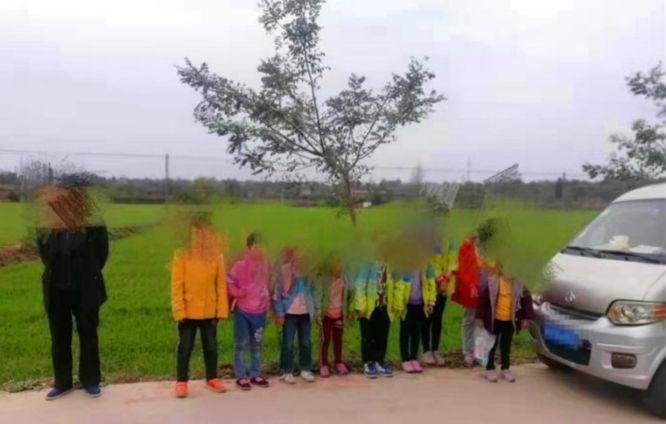 黑校車(chē)”超載擠了9個(gè)娃 寶雞交警及時(shí)攔截 黑校車(chē)”超載擠了9個(gè)娃 寶雞交警及時(shí)攔截