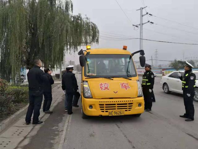 華陰市教科局開展校車安全突擊專項(xiàng)檢查 華陰市教科局開展校車安全突擊專項(xiàng)檢查