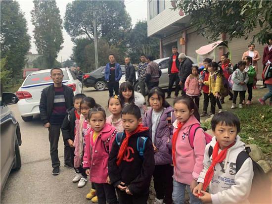 四川名山交警查獲四起“黑校車”超員接送學生違法行為 四川名山交警查獲四起“黑校車”超員接送學生違法行為