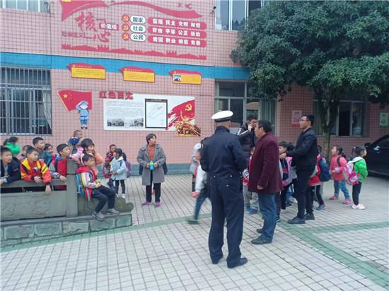 四川名山交警查獲四起“黑校車”超員接送學生違法行為 四川名山交警查獲四起“黑校車”超員接送學生違法行為