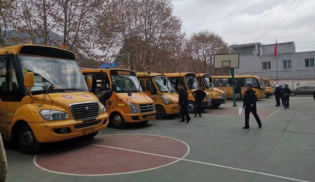 六盤水交警開展“今冬明春”校車安全整治行動 六盤水交警開展“今冬明春”校車安全整治行動