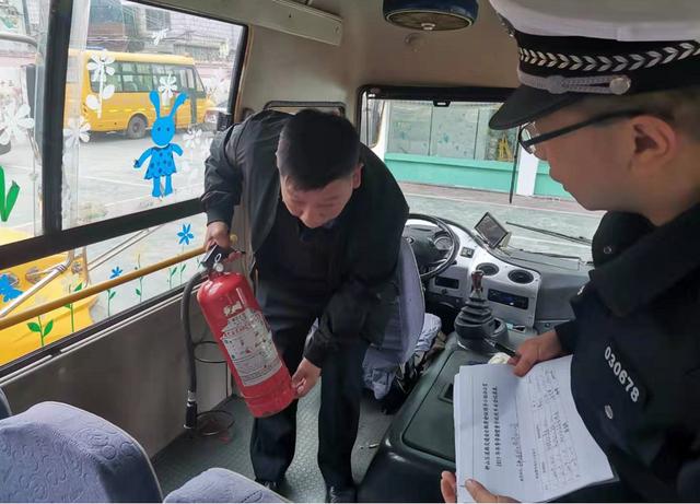 六盤水交警開展“今冬明春”校車安全整治行動 六盤水交警開展“今冬明春”校車安全整治行動