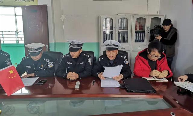 六盤水交警開展“今冬明春”校車安全整治行動 六盤水交警開展“今冬明春”校車安全整治行動