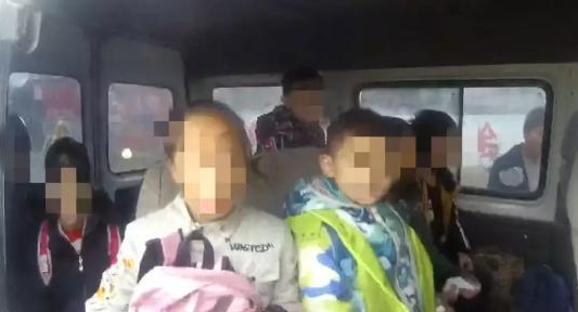 6座面包車塞進12人,河南警方查獲“黑校車”!里邊都是…… 6座面包車塞進12人,河南警方查獲“黑校車”!里邊都是……