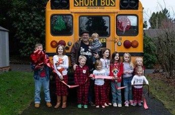 特殊圣誕禮物,爺爺買校車送給孩子們 特殊圣誕禮物,爺爺買校車送給孩子們