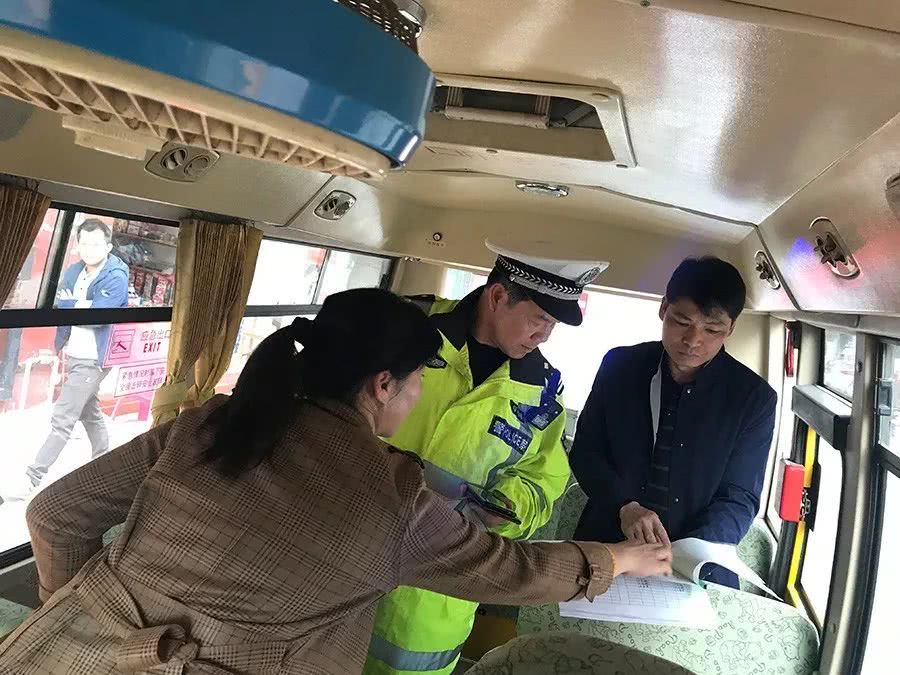 為校車安全上“鎖” 為校車安全上“鎖”