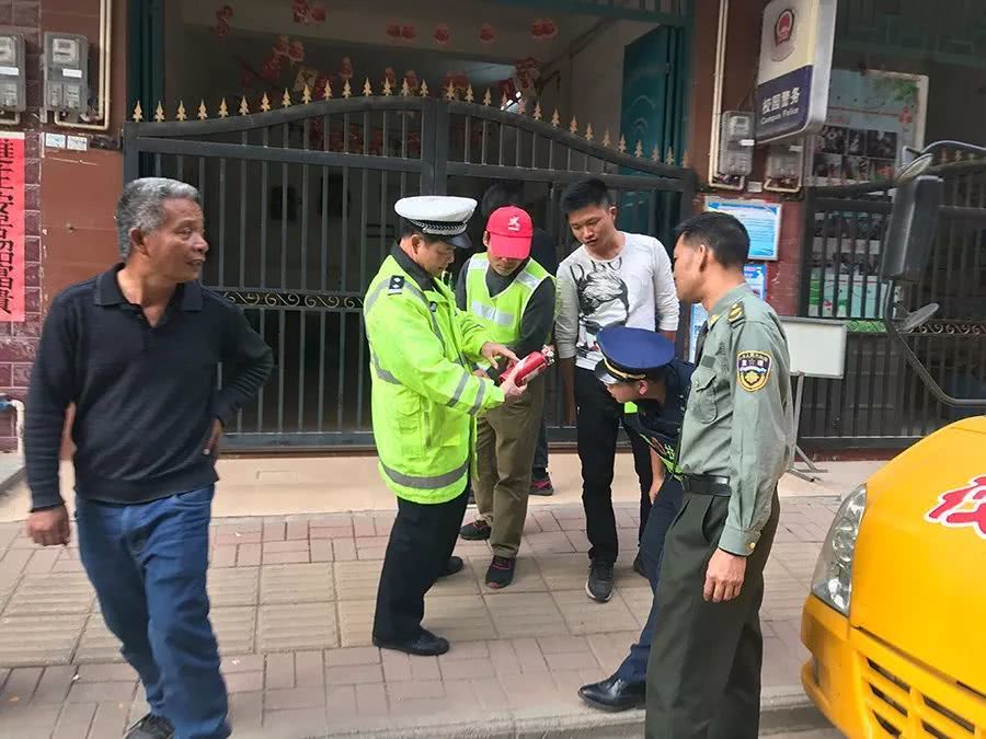 為校車安全上“鎖” 為校車安全上“鎖”