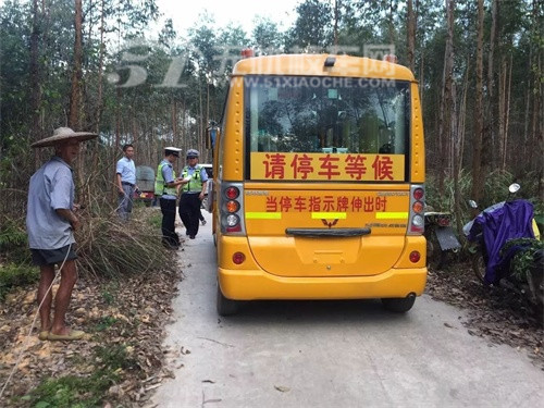 一臉懵!明明是專用校車,為啥就成了“黑校車”? \