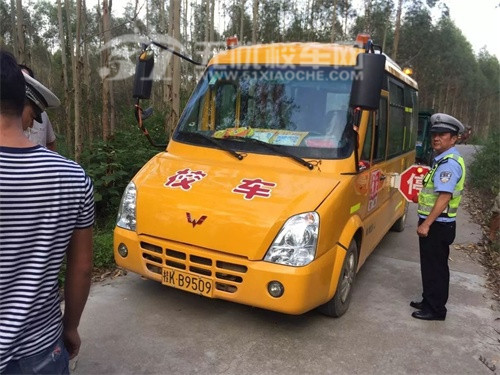 一臉懵!明明是專用校車,為啥就成了“黑校車”? \