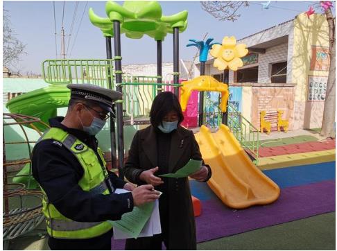 臨渭交警交斜中隊(duì)對(duì)轄區(qū)校車(chē)進(jìn)行審驗(yàn)督促
