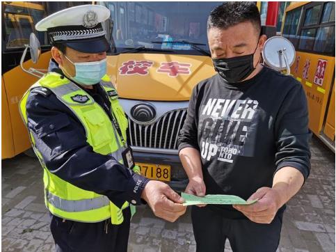 臨渭交警交斜中隊(duì)對(duì)轄區(qū)校車(chē)進(jìn)行審驗(yàn)督促