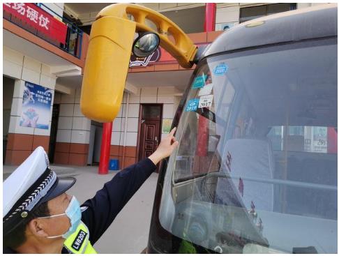 臨渭交警交斜中隊(duì)對(duì)轄區(qū)校車(chē)進(jìn)行審驗(yàn)督促