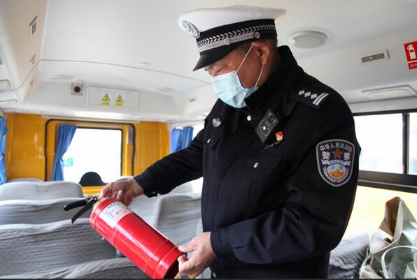 確山交警：開展校車安全檢查 助力校車復(fù)工