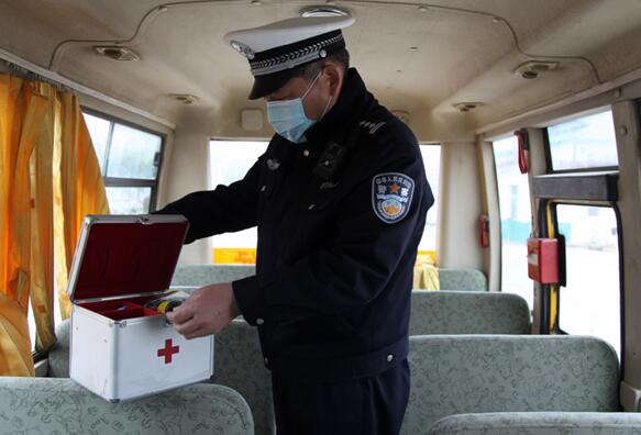 確山交警：開展校車安全檢查 助力校車復(fù)工